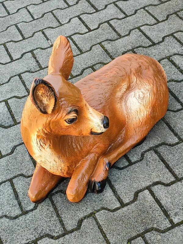 Dekofigur liegende Hirschkuh für den Garten, 58 cm hoch 2