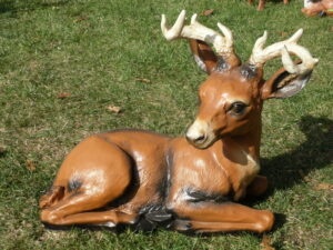 Weihnachtsfigur Reh Bock liegend, 45 cm lang